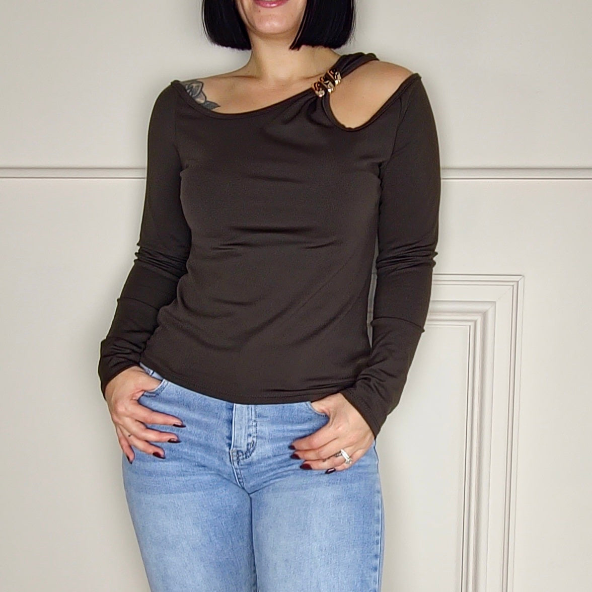 SHELLY - Off Shoulder Cut Out Top Chocolate