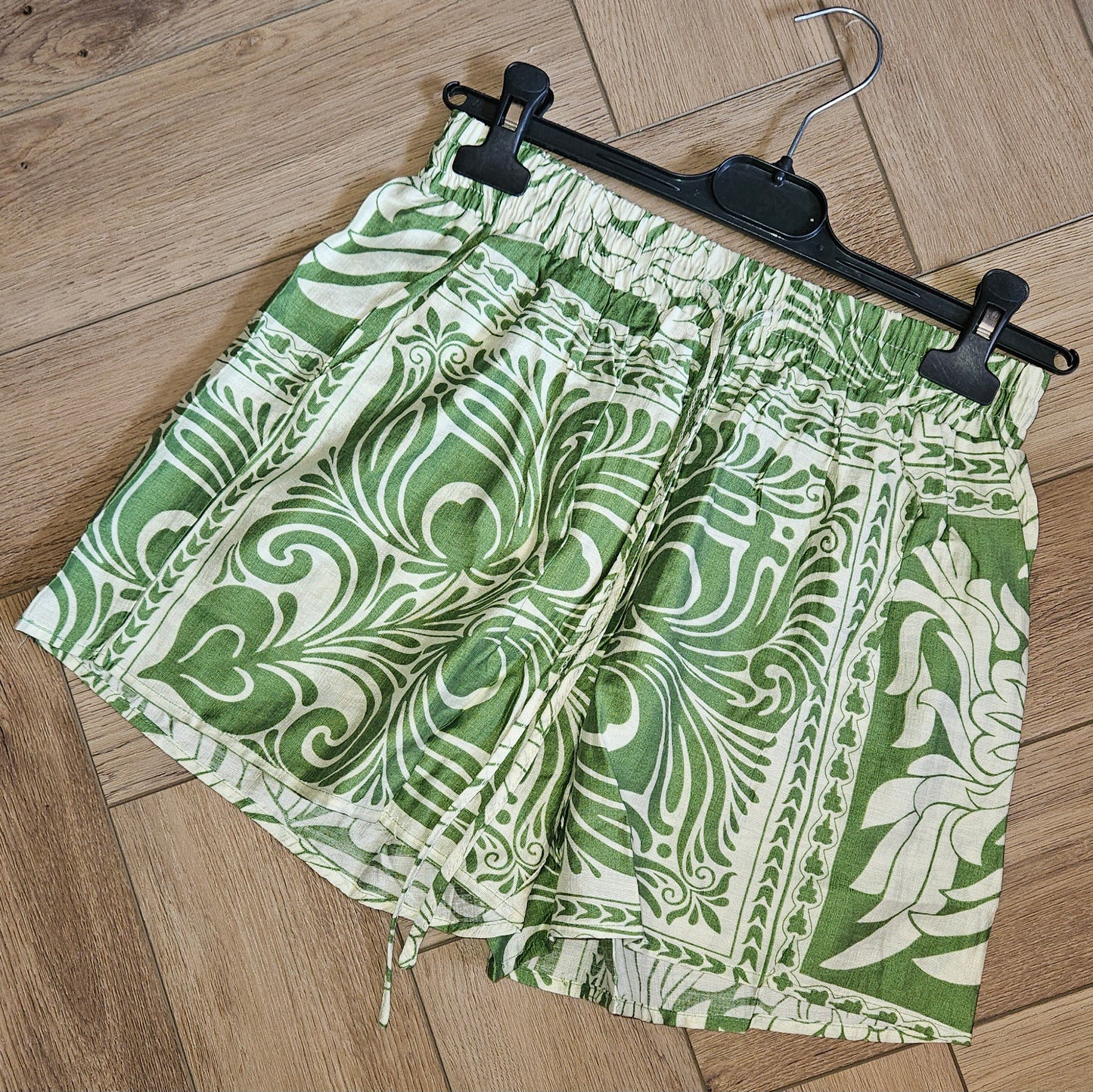 KEELEY - Leaf Print Elasticated Waist Shorts