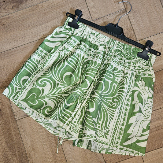 KEELEY - Leaf Print Elasticated Waist Shorts