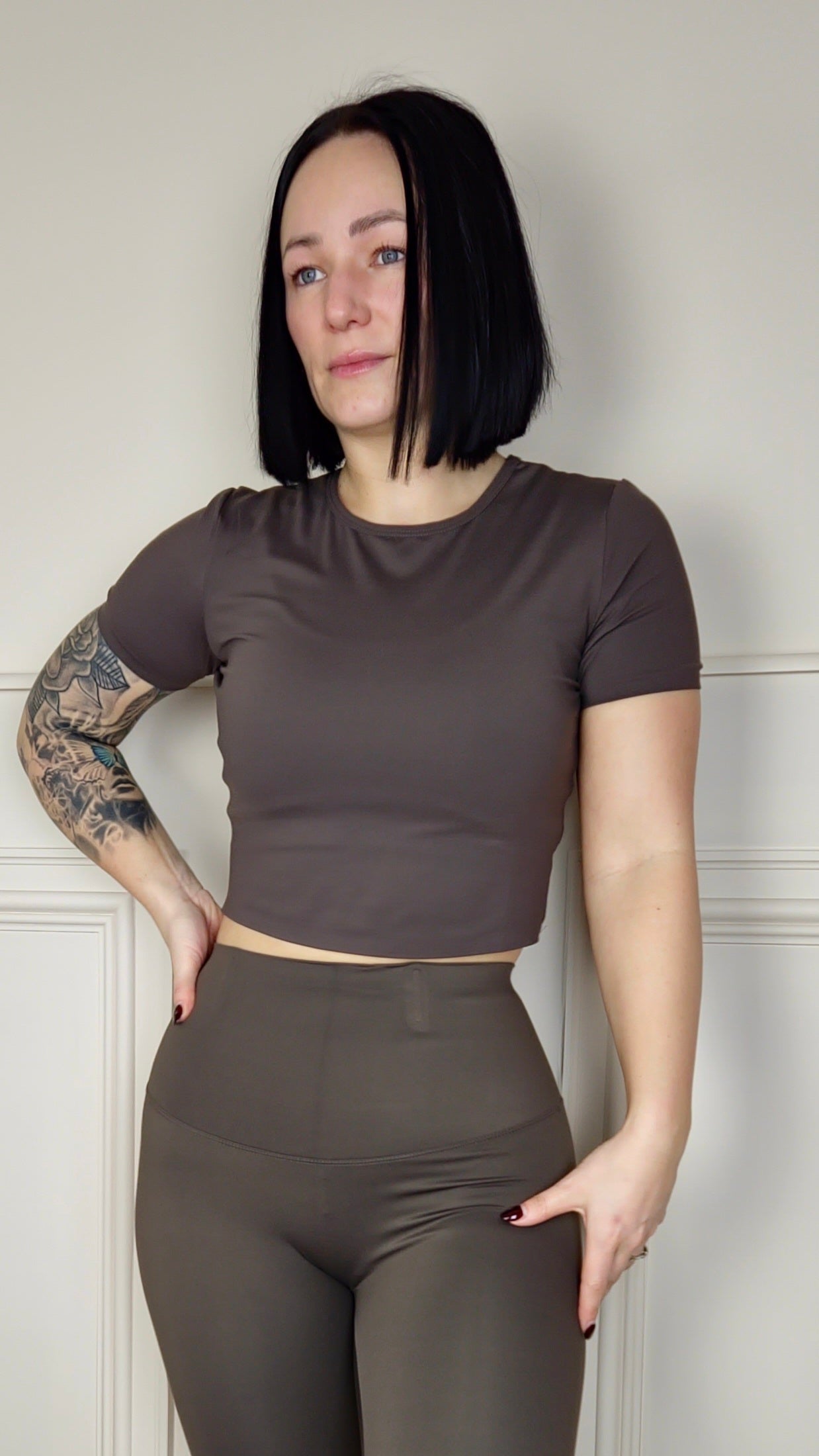 LUCIA - Crew Neck Crop Top Chocolate