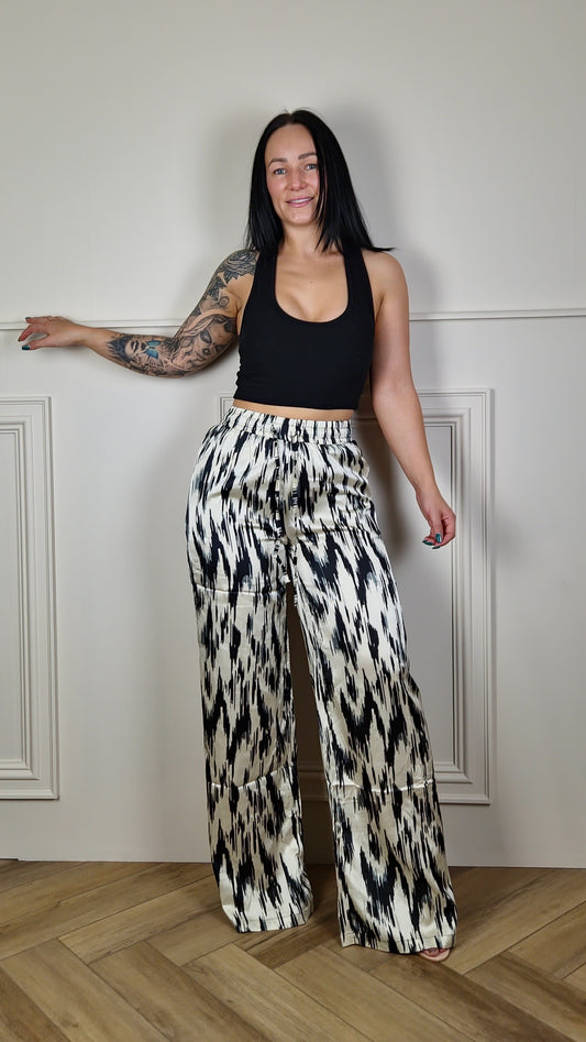 Our animal print wide leg trousers are stylish & fierce! The wide leg design adds a touch of elegance & sophistication, making them perfect for both casual & formal occasions.
