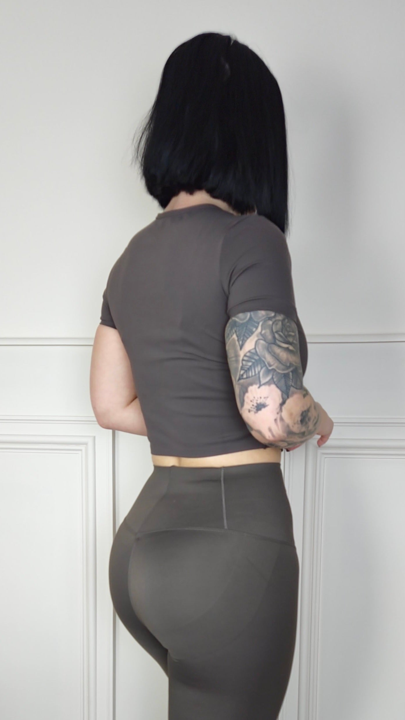 LUCIA - Crew Neck Crop Top Chocolate