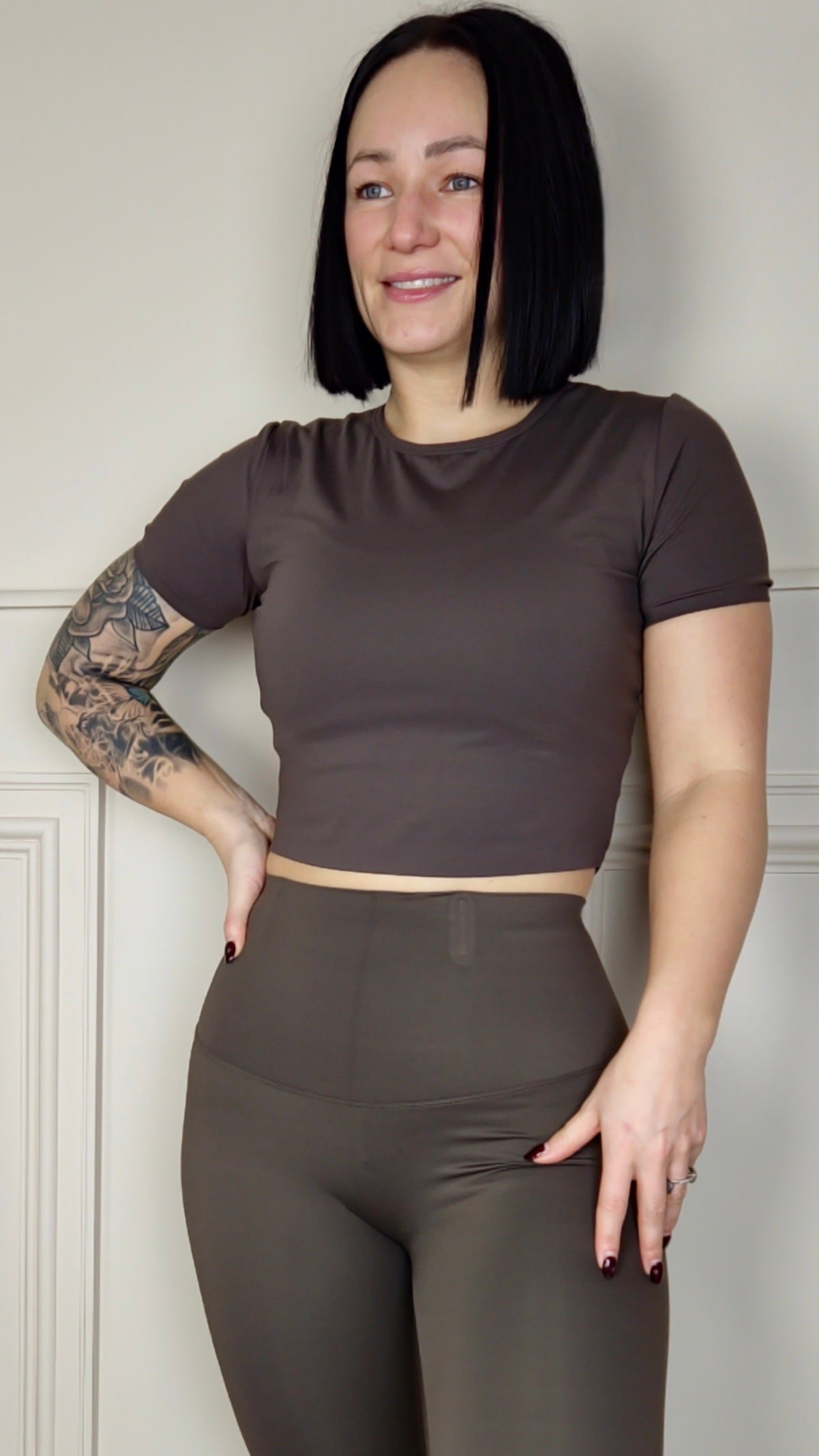 LUCIA - Crew Neck Crop Top Chocolate