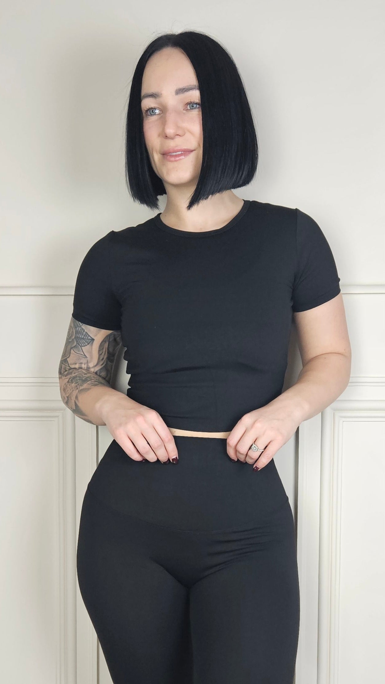 LUCIA - Crew Neck Crop Top Black